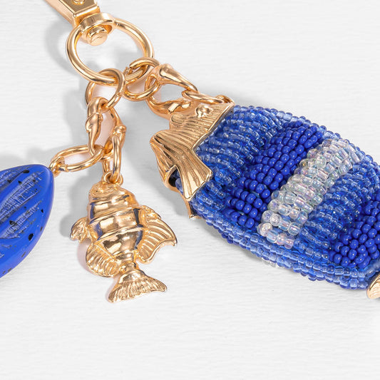 Pendente de bolsa com missangas em formato de peixe azul