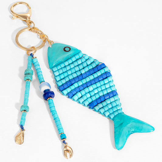Pendente de bolsa em forma de peixe com missangas azuis