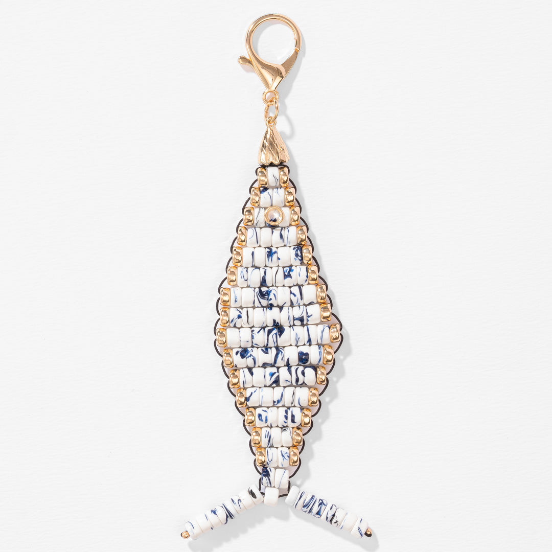 Pendente de bolsa com missangas em formato de peixe branco e azul marinho