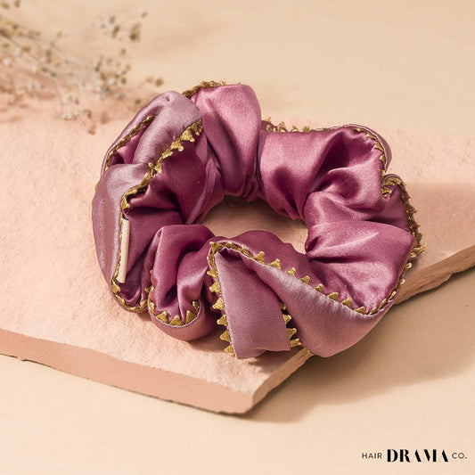 Scrunchie grande bicolor em cetim de seda com detalhe em gota patti - Lilás