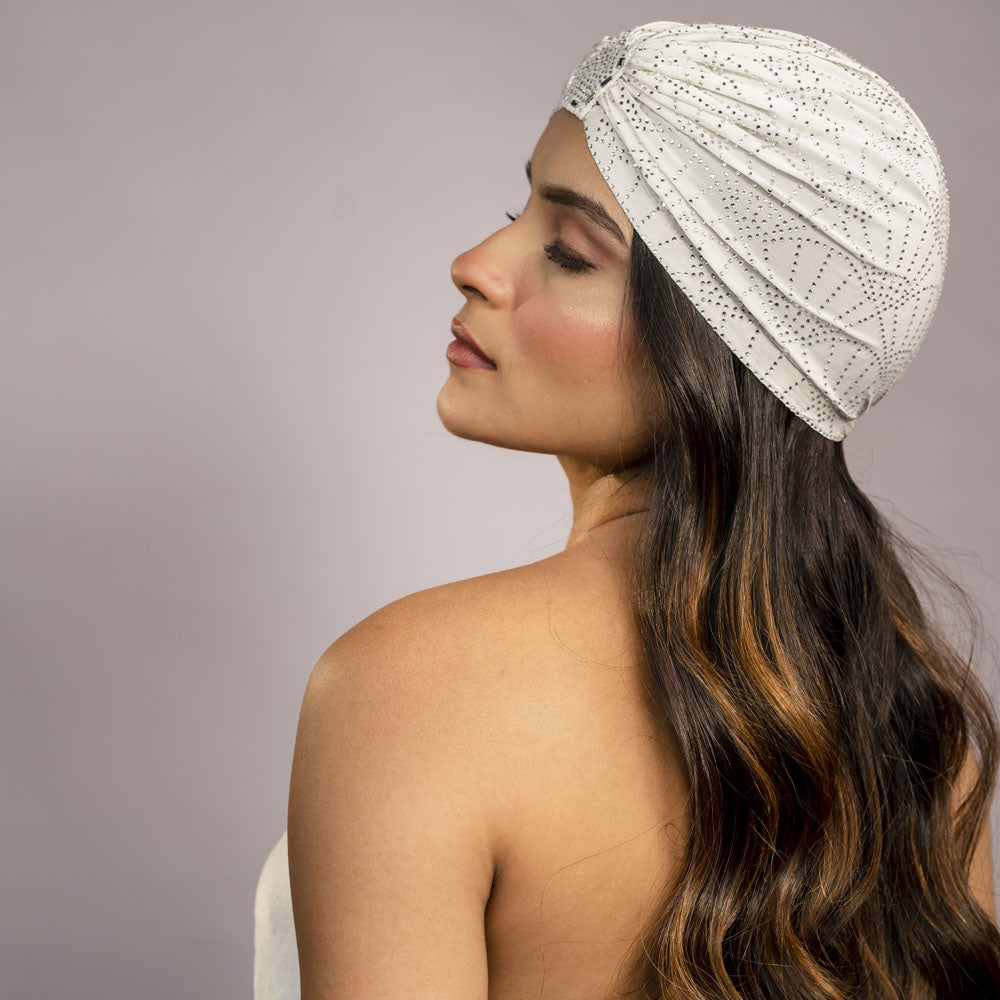 Turbante branco-creme com cristais prateados