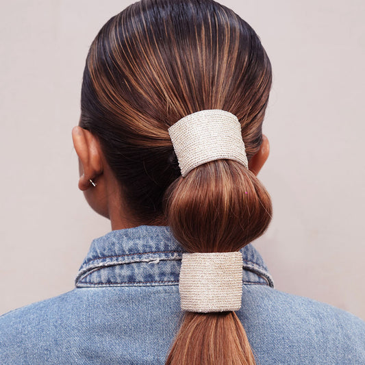 Presilha de cabelo com missangas bordadas - Prateada