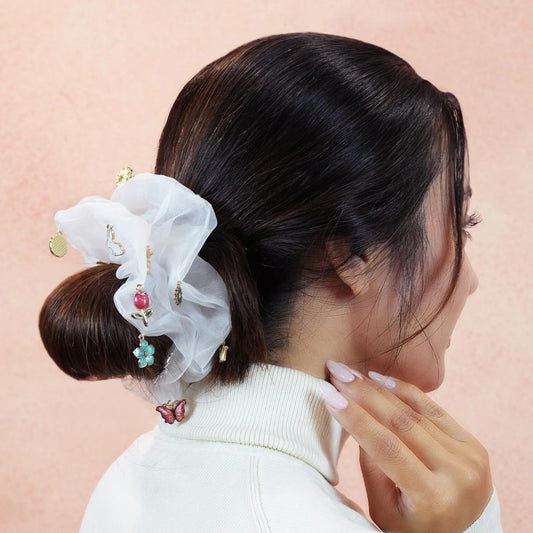 Scrunchie de organza extragrande com pendentes - Branco