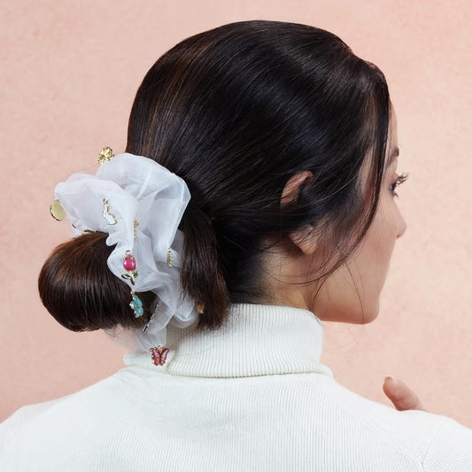 Scrunchie de organza extragrande com pendentes - Branco