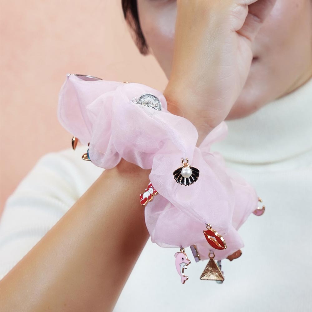 Scrunchie em organza extragrande com pendentes - Rosa