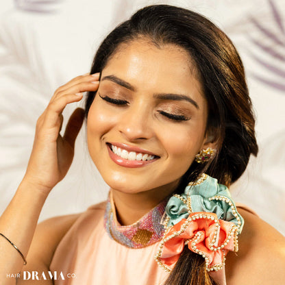 Conjunto de 2 scrunchies em cetim de seda com pérolas - rosa e verde menta