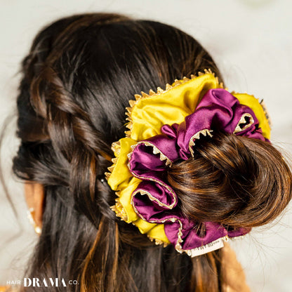 Conjunto de 2 scrunchies em cetim de seda com detalhe em gota patti - roxo e mostarda