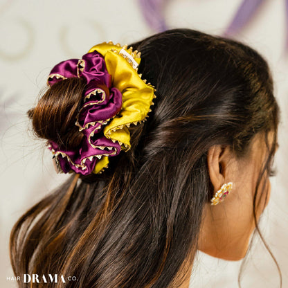 Conjunto de 2 scrunchies em cetim de seda com detalhe em gota patti - roxo e mostarda