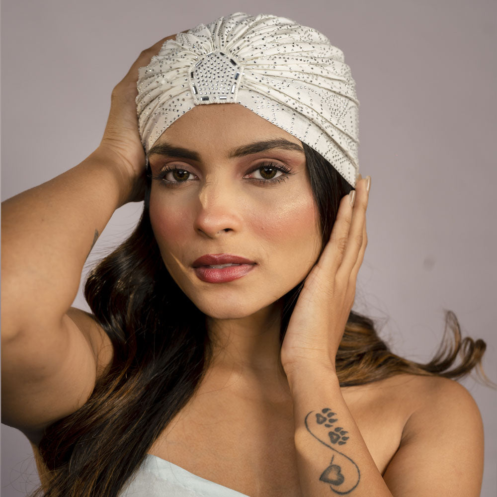 Turbante branco-creme com cristais prateados
