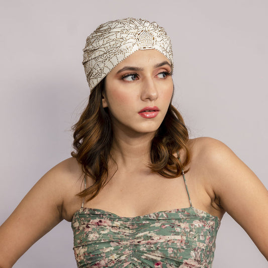 Turbante branco-creme com cristais dourados