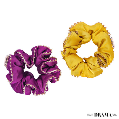 Conjunto de 2 scrunchies em cetim de seda com detalhe em gota patti - roxo e mostarda