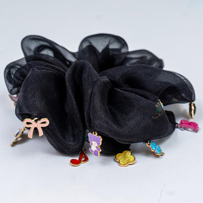 Scrunchie em organza oversized com pendentes - Preto