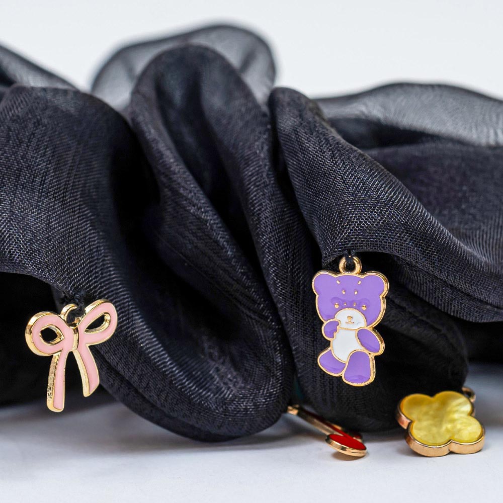 Scrunchie em organza oversized com pendentes - Preto