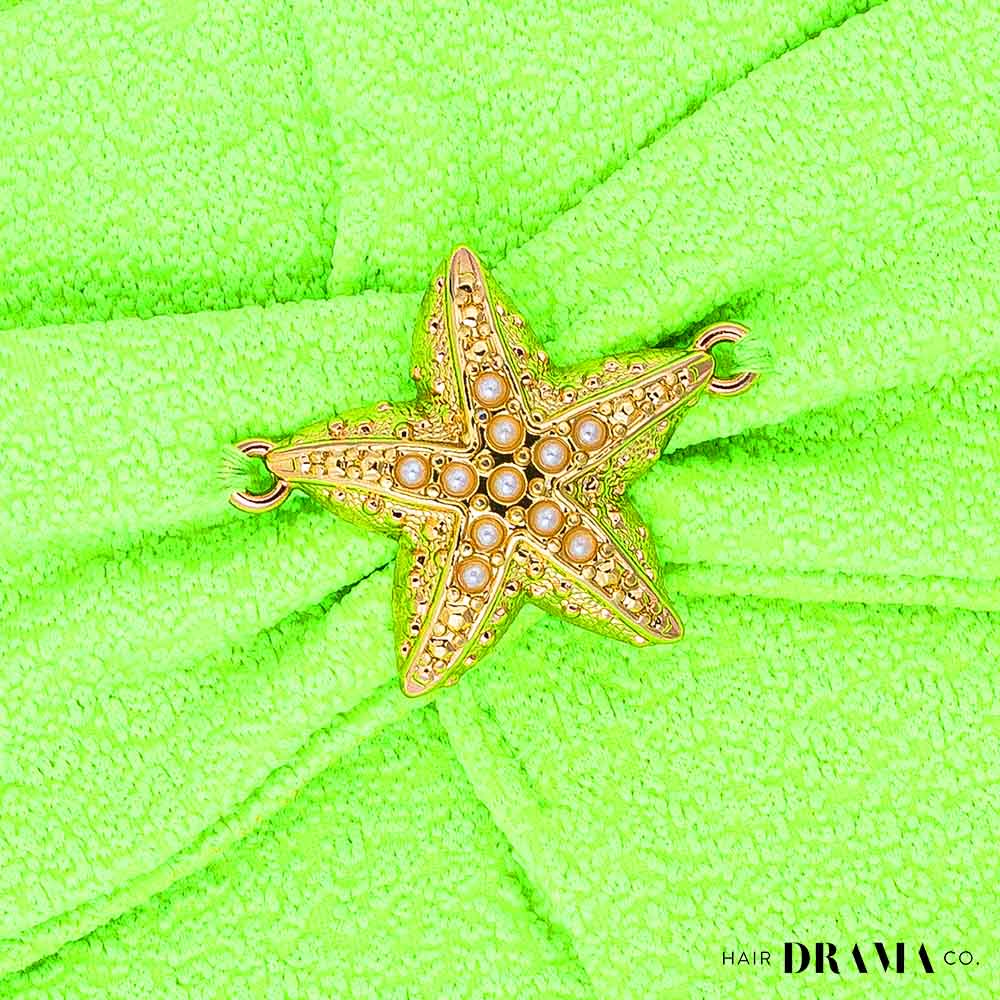 Fita de cabelo texturizada verde néon com pregadeira estrela-do-mar em metal.