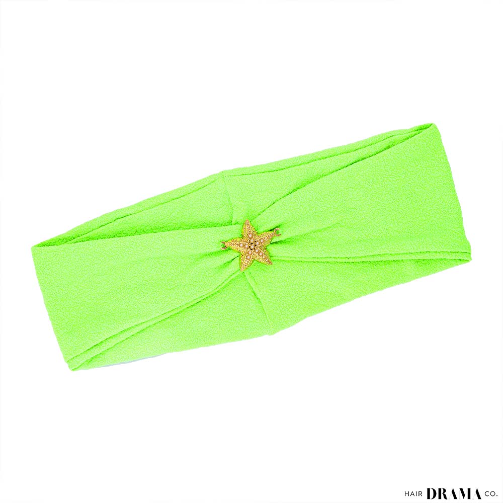Fita de cabelo texturizada verde néon com pregadeira estrela-do-mar em metal.