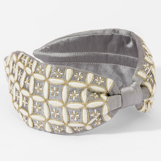 Fita de cabeça com nó bordado geométrico
