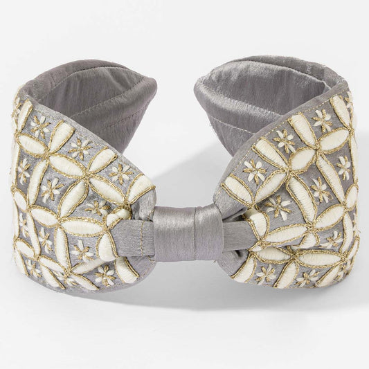 Fita de cabeça com nó bordado geométrico