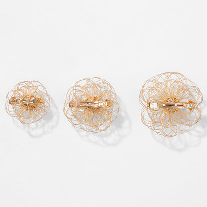Presilha de cabelo em forma de flor feita com arame dourado