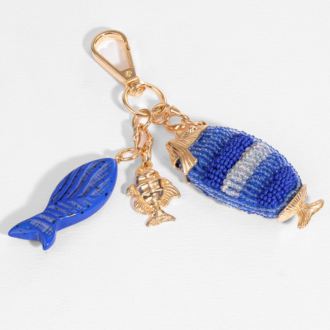 Pendente de bolsa com missangas em formato de peixe azul