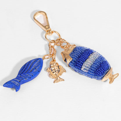 Pendente de bolsa com missangas em formato de peixe azul