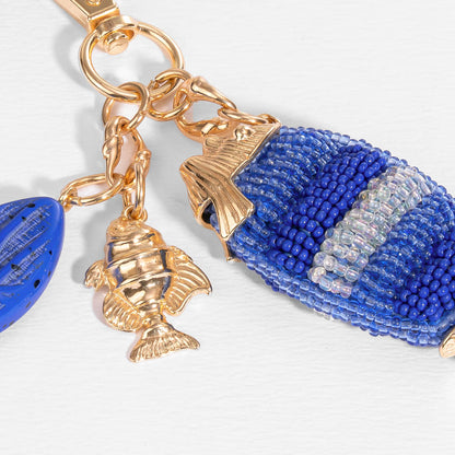 Pendente de bolsa com missangas em formato de peixe azul