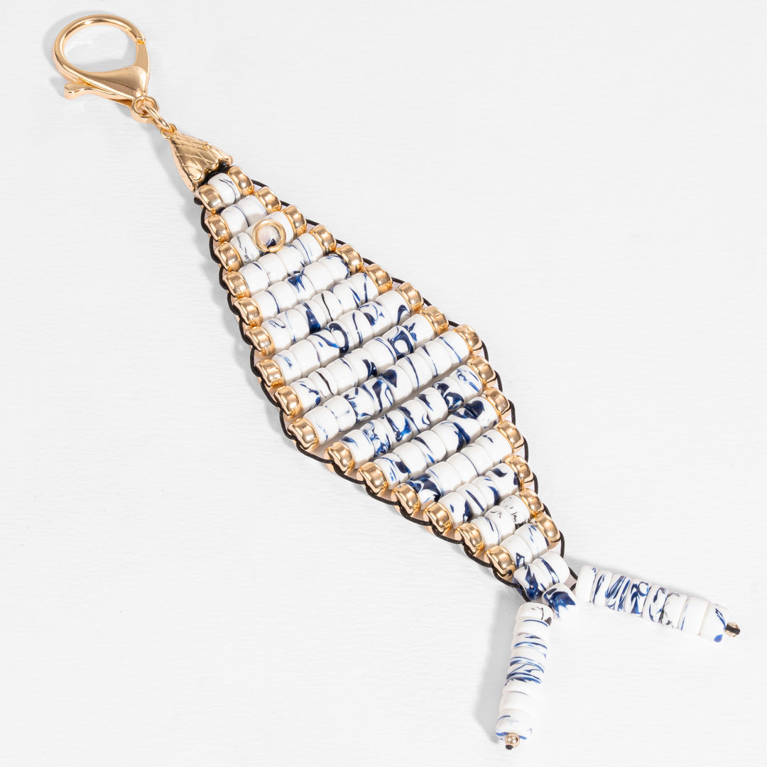Pendente de bolsa com missangas em formato de peixe branco e azul marinho
