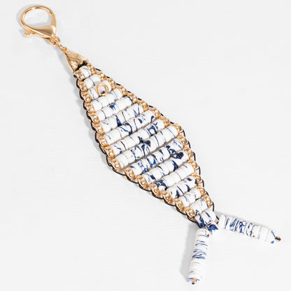 Pendente de bolsa com missangas em formato de peixe branco e azul marinho
