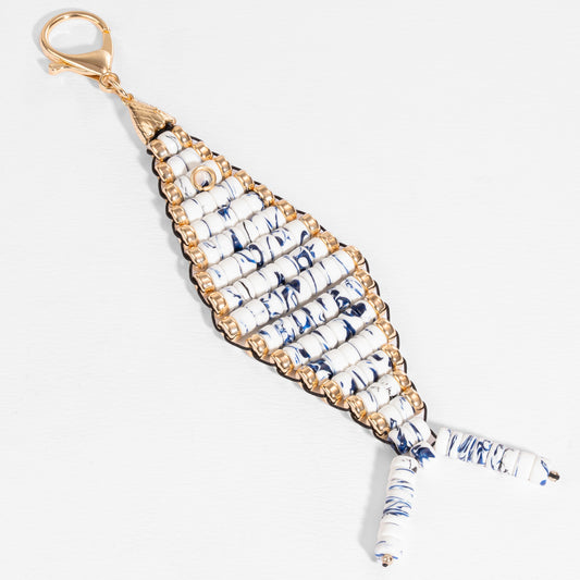 Pendente de bolsa com missangas em formato de peixe branco e azul marinho