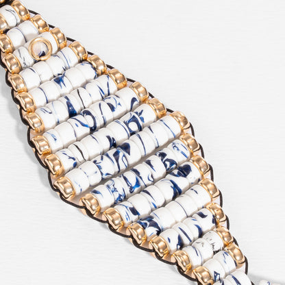 Pendente de bolsa com missangas em formato de peixe branco e azul marinho