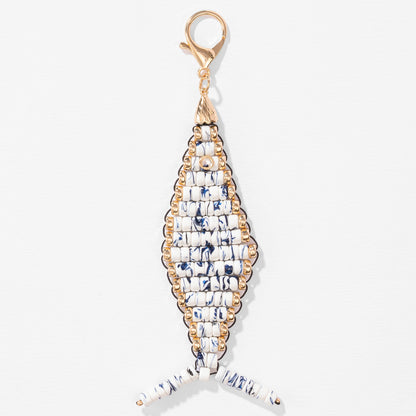 Pendente de bolsa com missangas em formato de peixe branco e azul marinho
