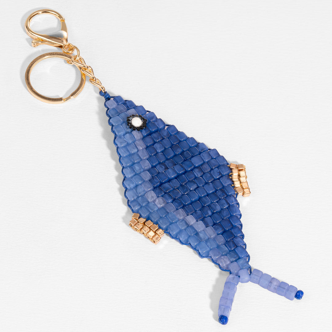 Pendente de bolsa em forma de peixe com missangas azuis