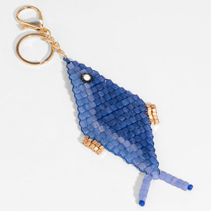 Pendente de bolsa em forma de peixe com missangas azuis