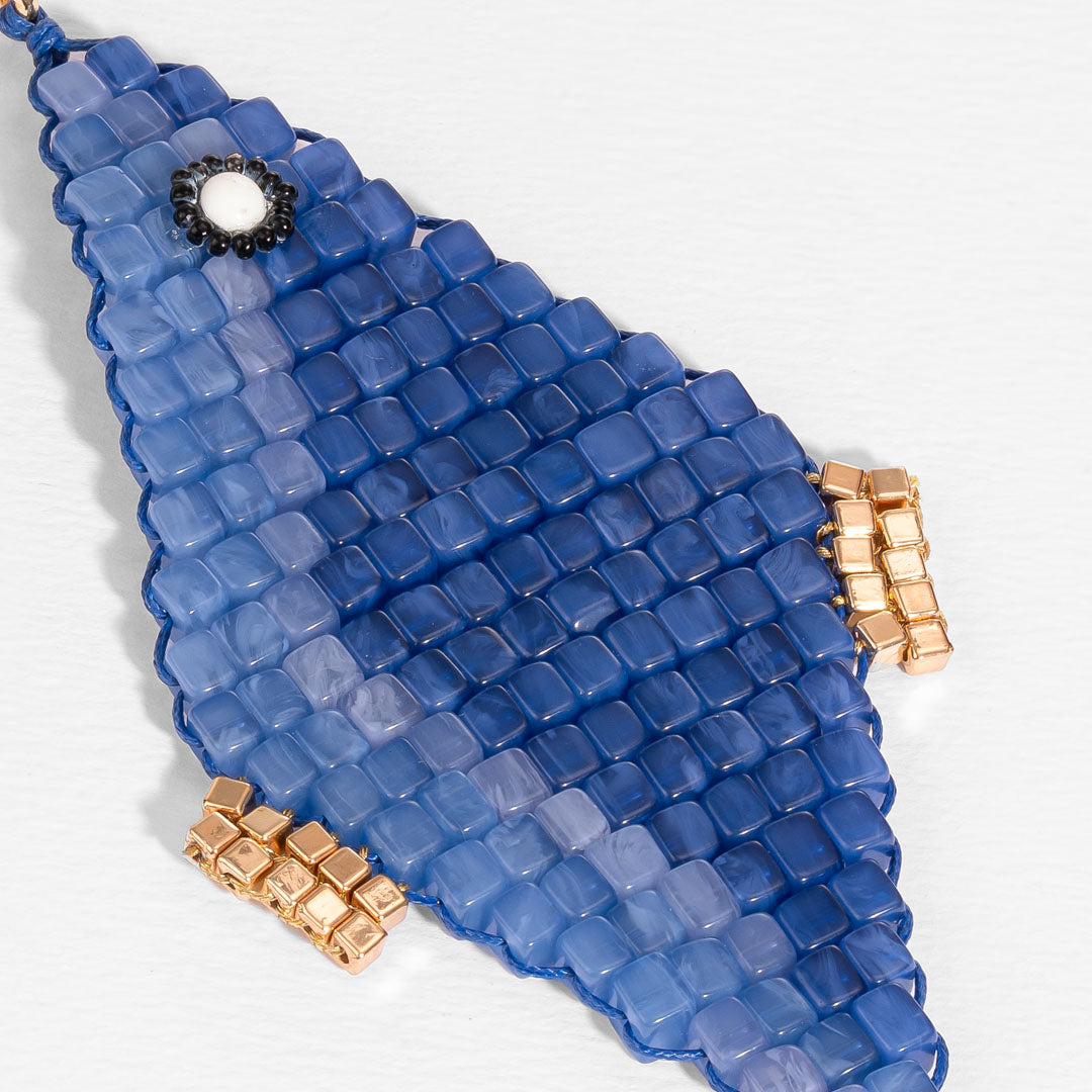 Pendente de bolsa em forma de peixe com missangas azuis