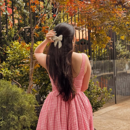 Presilha de cabelo com laço, adornada com cristais e pérolas - Prateada 