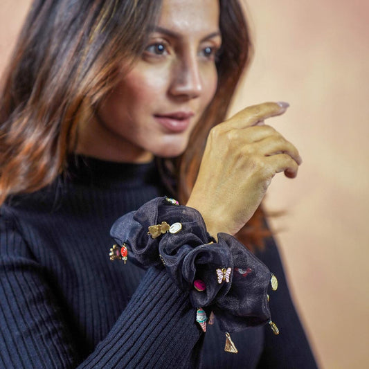 Scrunchie em organza oversized com pendentes - Preto