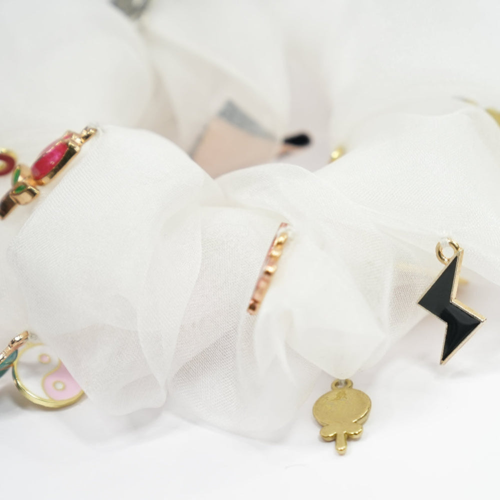 Scrunchie de organza extragrande com pendentes - Branco