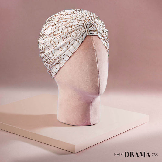 Turbante branco-creme com cristais dourados