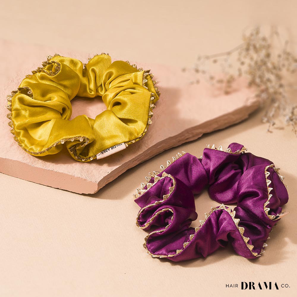 Conjunto de 2 scrunchies em cetim de seda com detalhe em gota patti - roxo e mostarda
