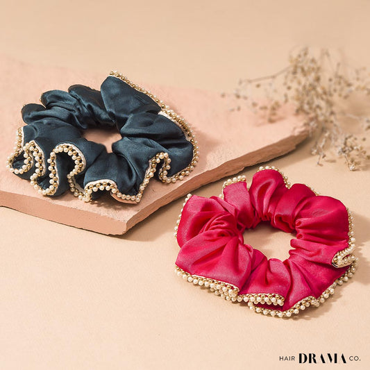 Conjunto de 2 scrunchies em cetim de seda com pérolas - rosa e verde