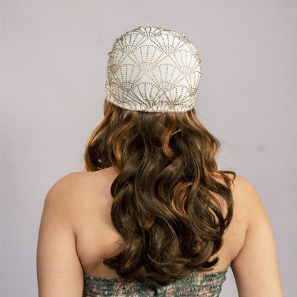 Turbante branco-creme com cristais dourados