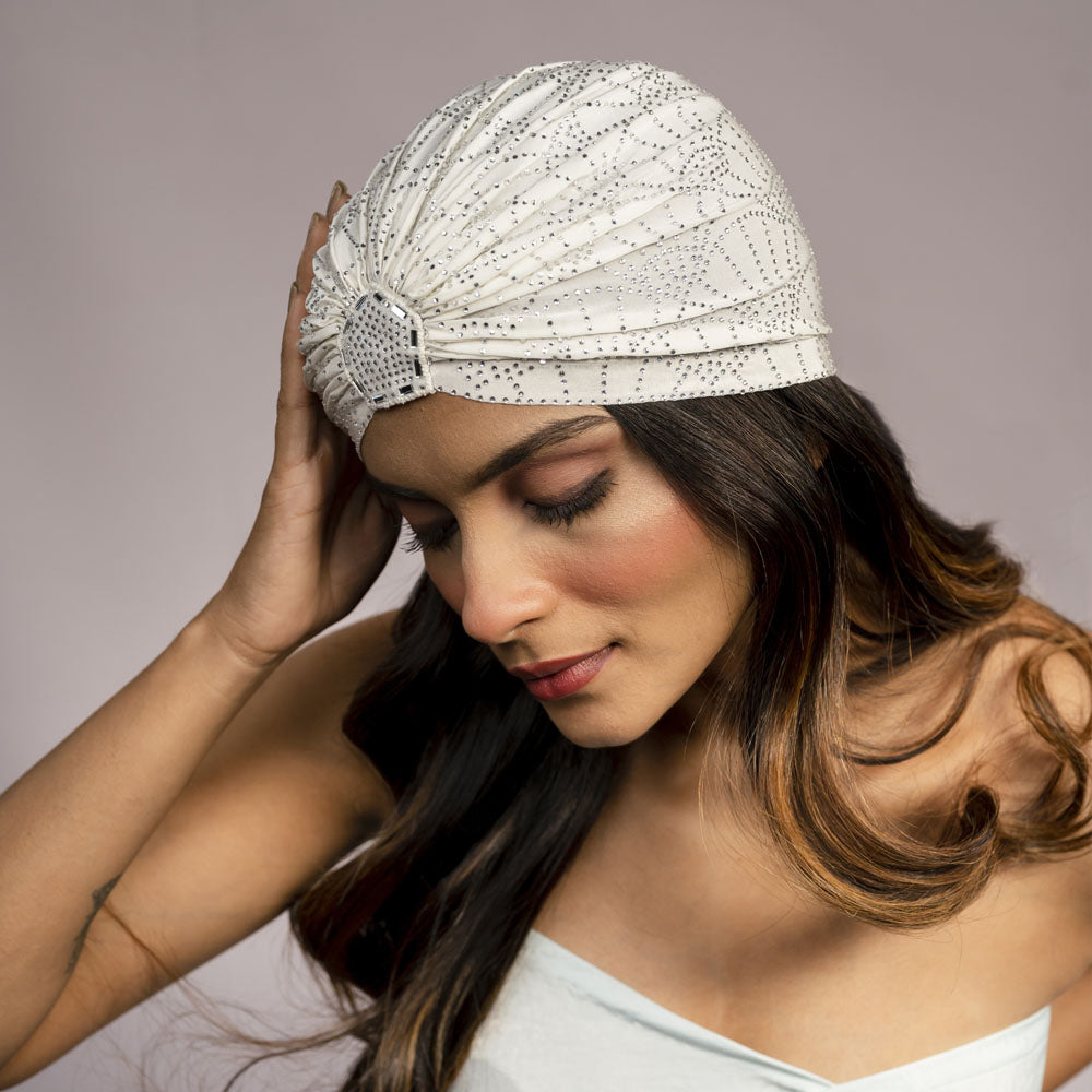 Turbante branco-creme com cristais prateados