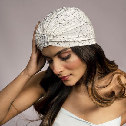 Turbante branco-creme com cristais prateados